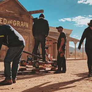 Osoby na planie zdjeciowym filmu na dzikim zachodzie