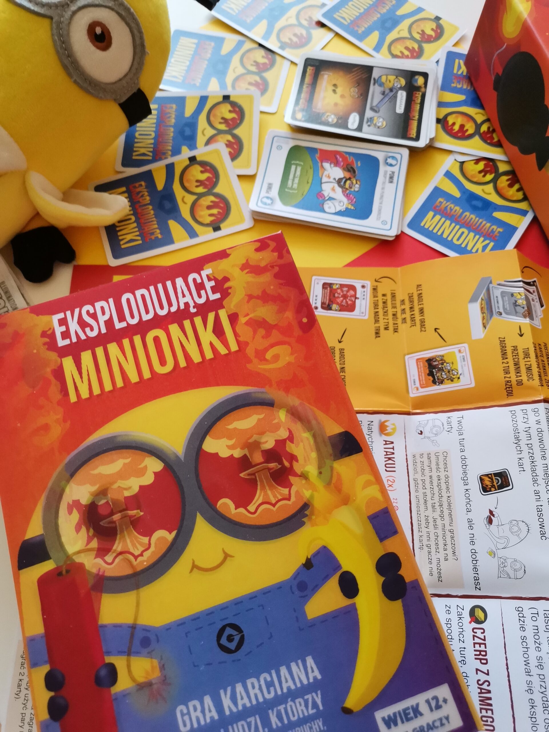 Read more about the article Eksplodujące Minionki – recenzja gry planszowej. O jedną dobraną kartę za dużo.