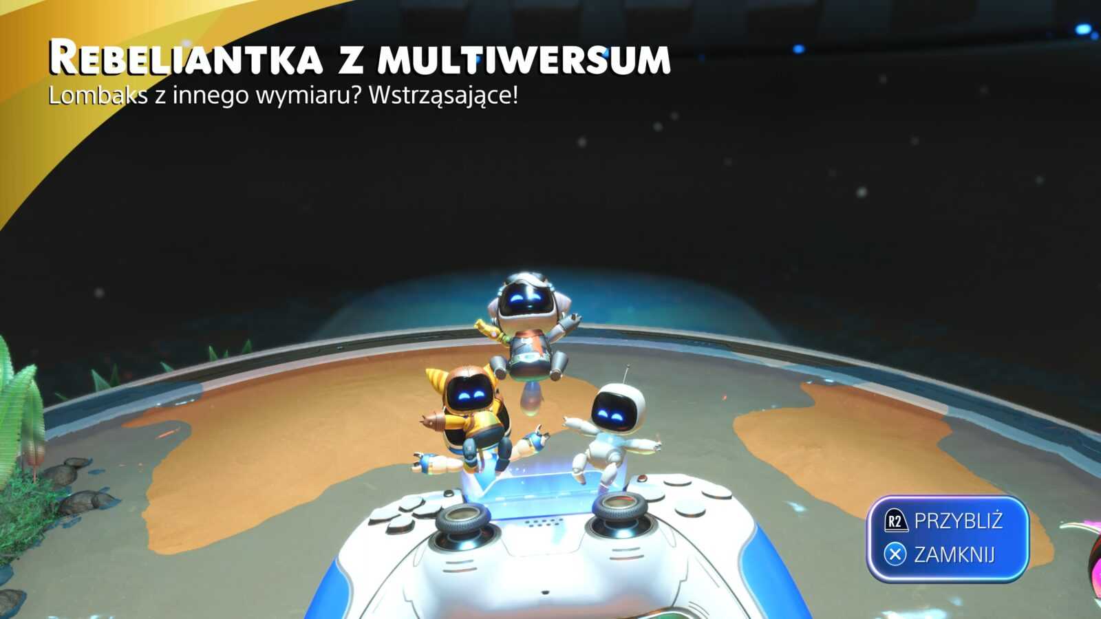 Astro Bot siedzi na padzie w towarzystwie innych przebranych robotów