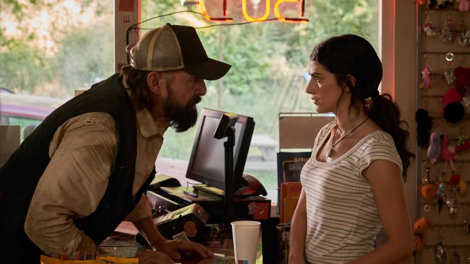 Cover rozmawia z pracownikiem stacji benzynowej (w tej roli Peter Stormare)