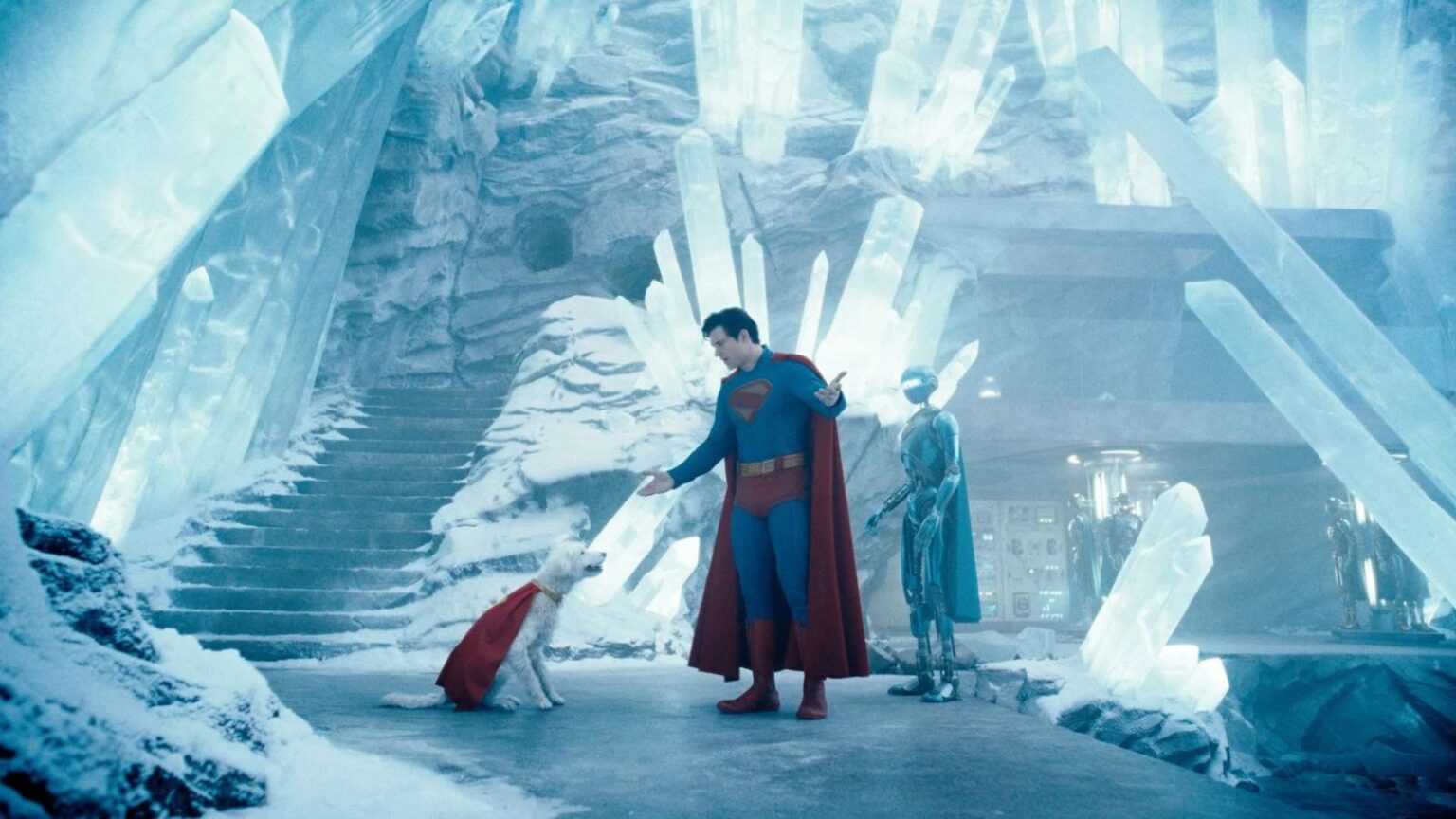 Superman w Fortecy Samotności próbuje okiełznać psa Krypto w towarzystwie robotów.