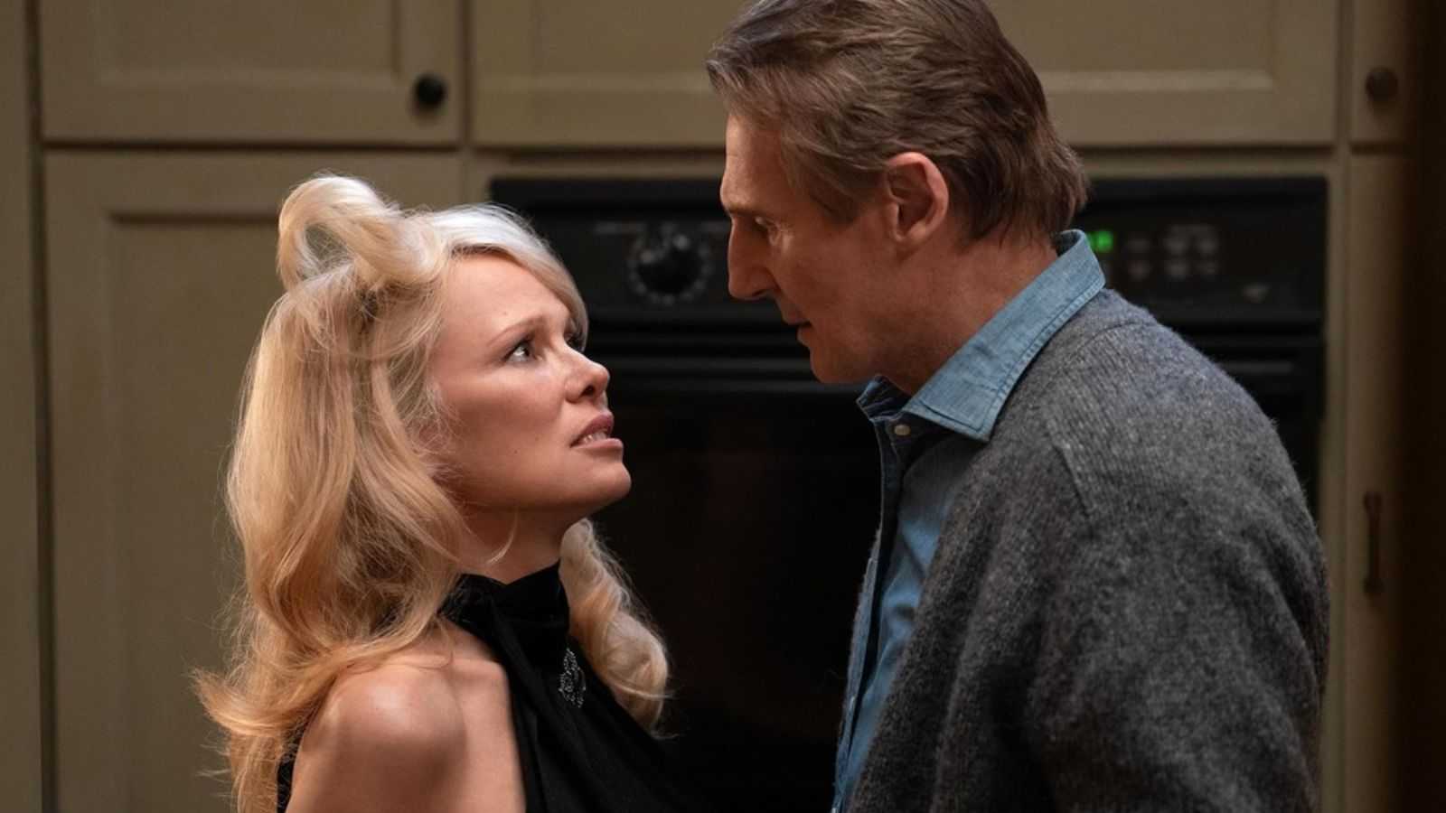 Liam Neeson i Pamela Anderson patrzą sobie w oczy