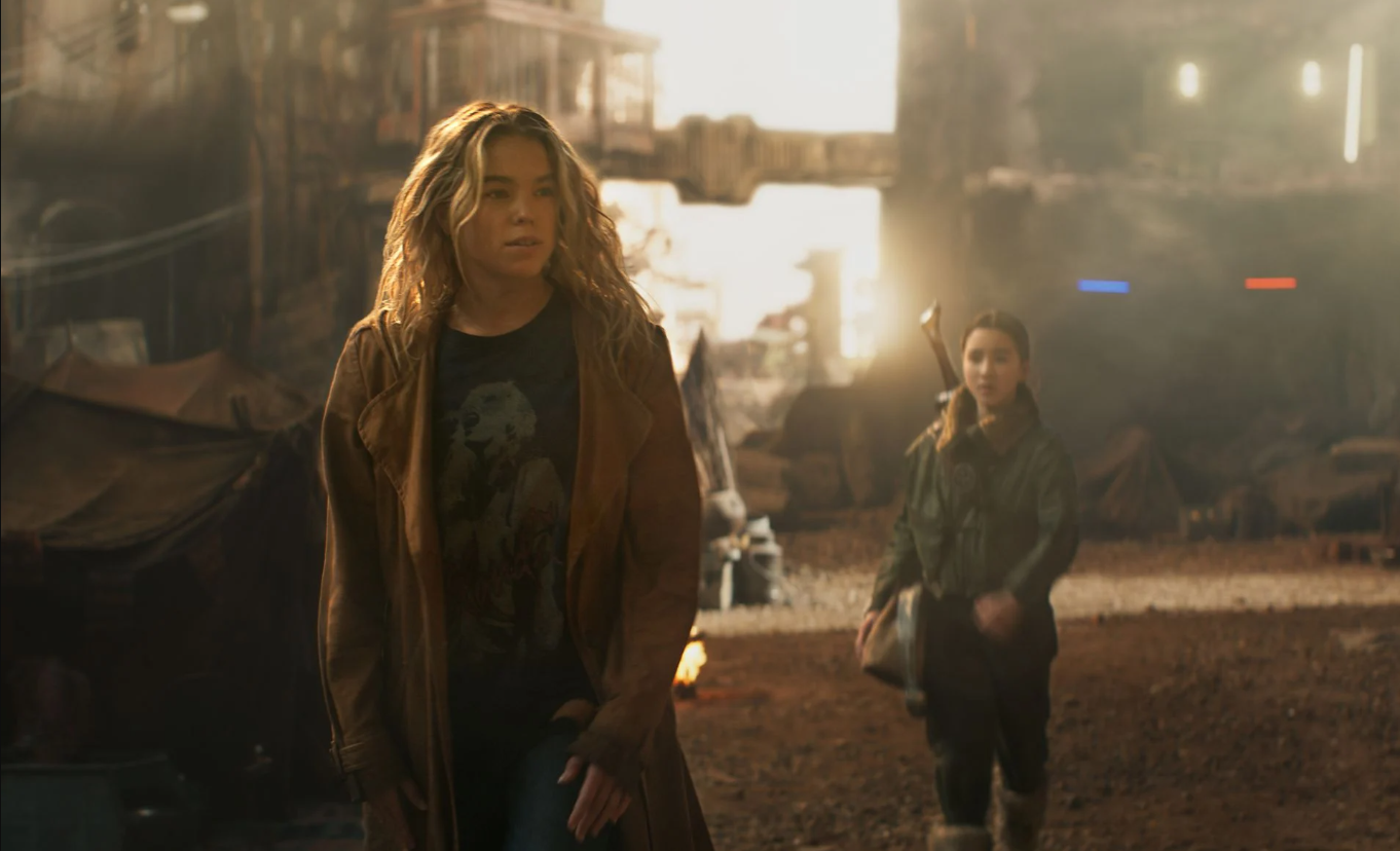 Supergirl idzie z Ruthye przez miasto