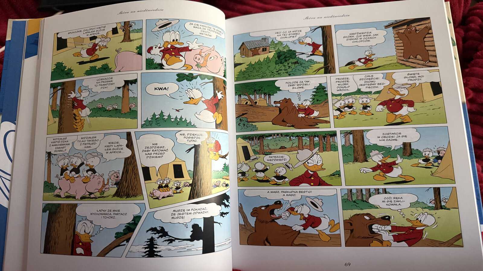Zdjęcie przedstawiające przykładowe strony z komiksu Kaczor Donald. Tom 3. Kaczor pracujący